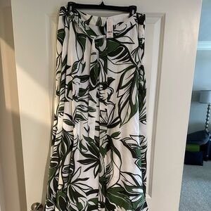 Elegant Green and White Leaf Print Skirt